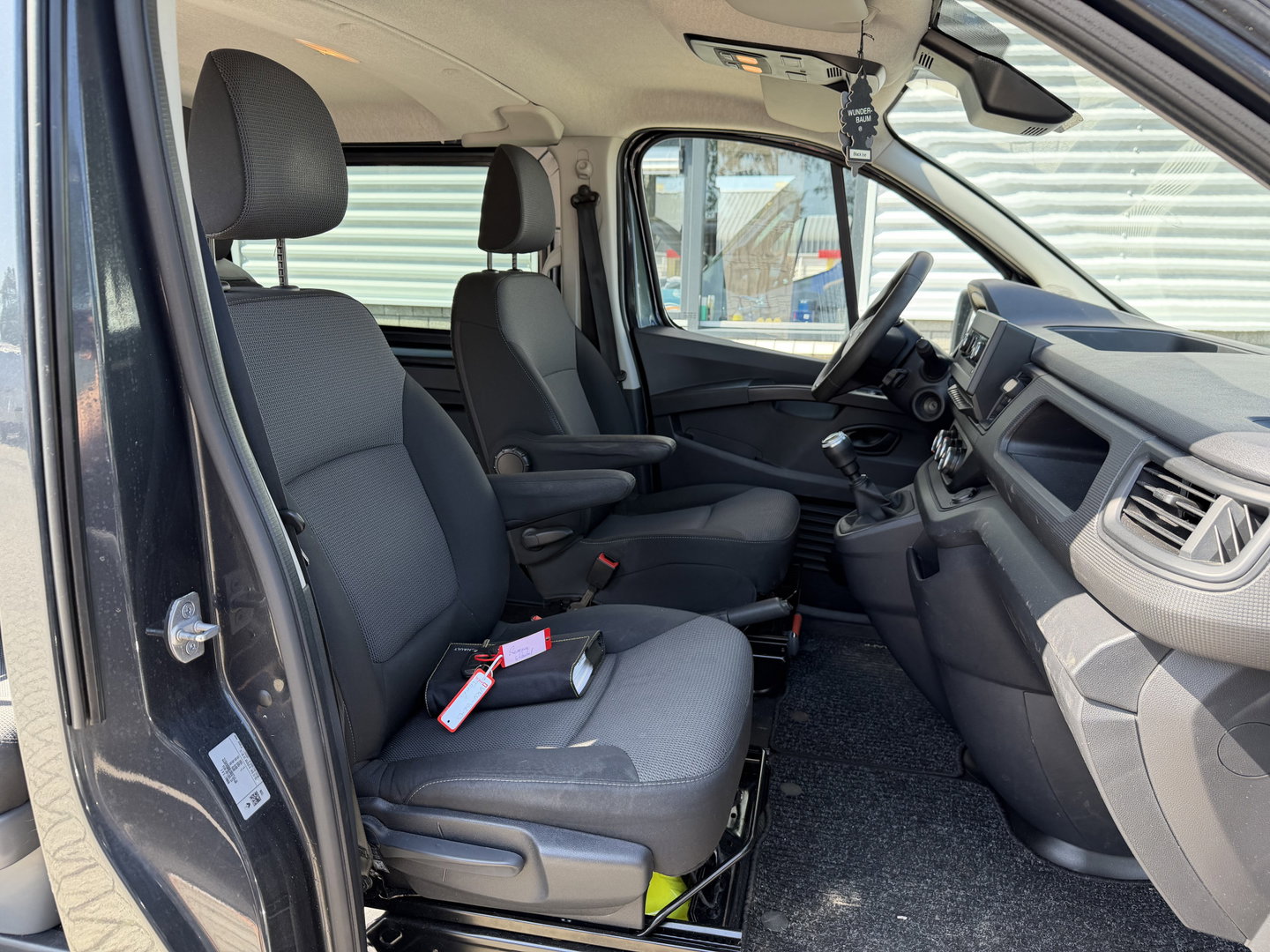 Renault Trafic 2.0 dCi 130pk T29 L2H1 DC 5 persoons Comfort / vaste prijs rijklaar € 19.950 ex btw / lease vanaf € 336 / donker grijs metallic / airco / cruise / trekhaak / euro 6 / bpm vrij !