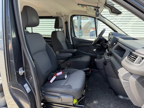Renault Trafic 2.0 dCi 130pk T29 L2H1 DC 5 persoons Comfort / vaste prijs rijklaar € 19.950 ex btw / lease vanaf € 336 / donker grijs metallic / airco / cruise / trekhaak / euro 6 / bpm vrij !