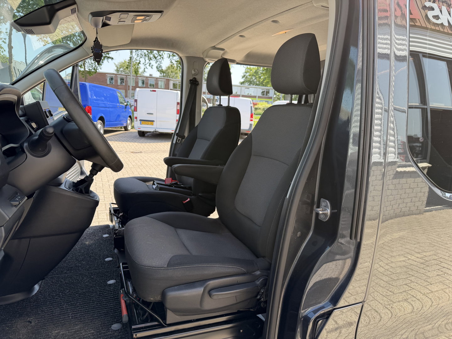 Renault Trafic 2.0 dCi 130pk T29 L2H1 DC 5 persoons Comfort / vaste prijs rijklaar € 19.950 ex btw / lease vanaf € 336 / donker grijs metallic / airco / cruise / trekhaak / euro 6 / bpm vrij !
