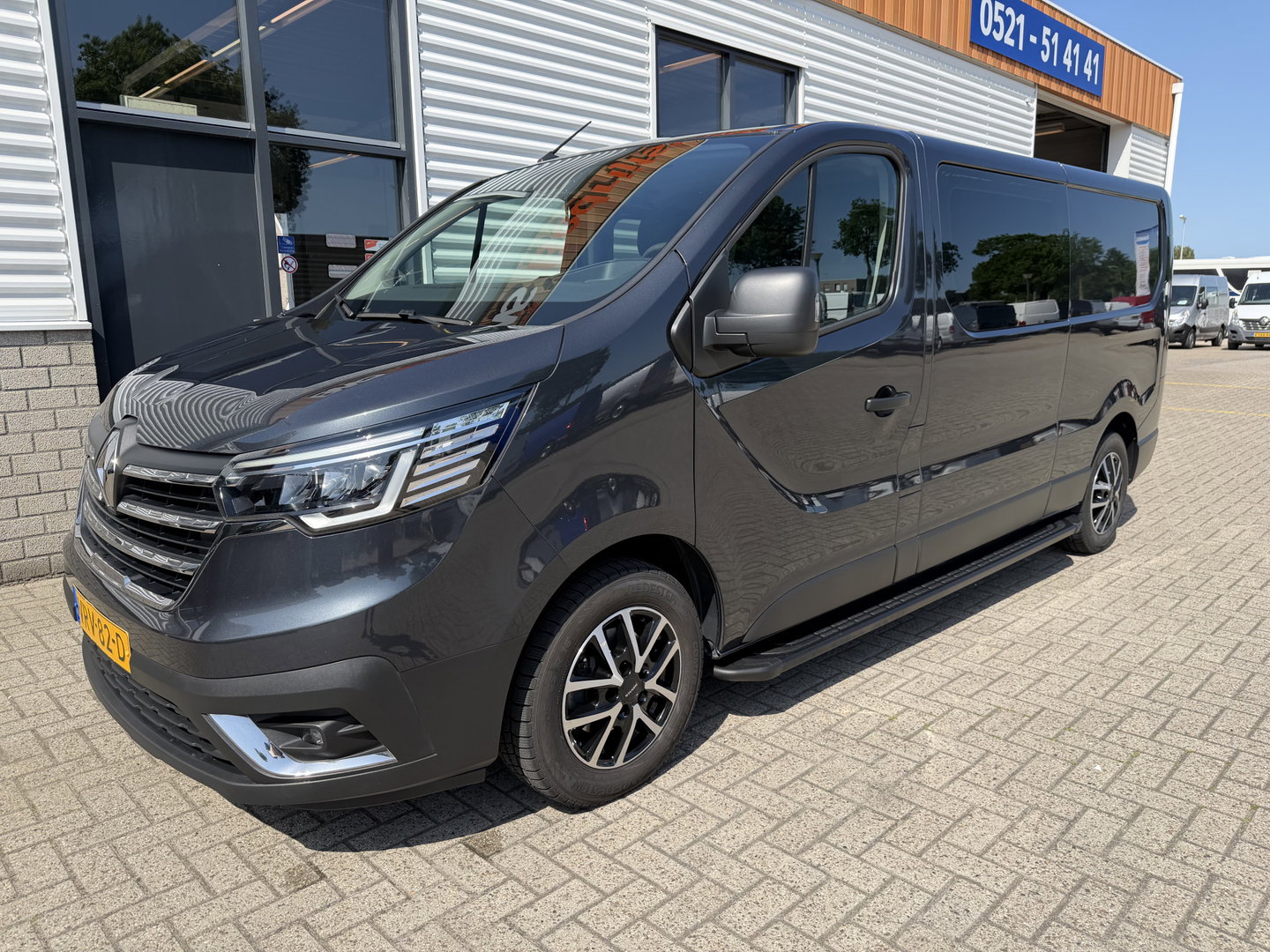 Renault Trafic 2.0 dCi 130pk T29 L2H1 DC 5 persoons Comfort / vaste prijs rijklaar € 19.950 ex btw / lease vanaf € 336 / donker grijs metallic / airco / cruise / trekhaak / euro 6 / bpm vrij !