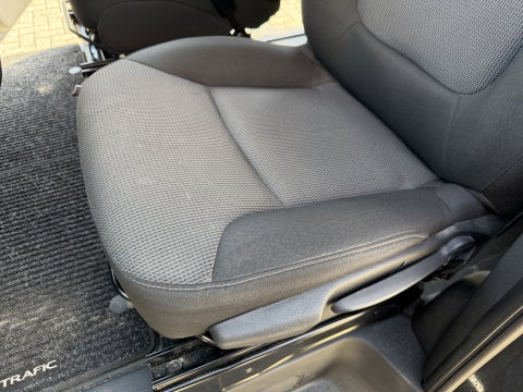 Renault Trafic 2.0 dCi 130pk T29 L2H1 DC 5 persoons Comfort / vaste prijs rijklaar € 19.950 ex btw / lease vanaf € 336 / donker grijs metallic / airco / cruise / trekhaak / euro 6 / bpm vrij !