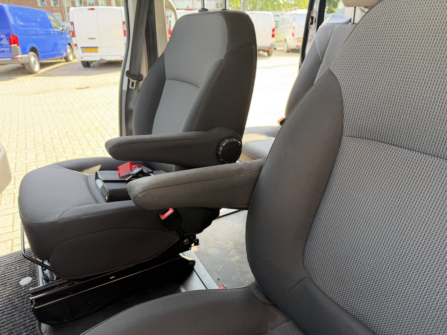 Renault Trafic 2.0 dCi 130pk T29 L2H1 DC 5 persoons Comfort / vaste prijs rijklaar € 19.950 ex btw / lease vanaf € 336 / donker grijs metallic / airco / cruise / trekhaak / euro 6 / bpm vrij !