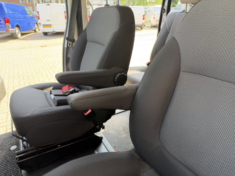 Renault Trafic 2.0 dCi 130pk T29 L2H1 DC 5 persoons Comfort / vaste prijs rijklaar € 19.950 ex btw / lease vanaf € 336 / donker grijs metallic / airco / cruise / trekhaak / euro 6 / bpm vrij !