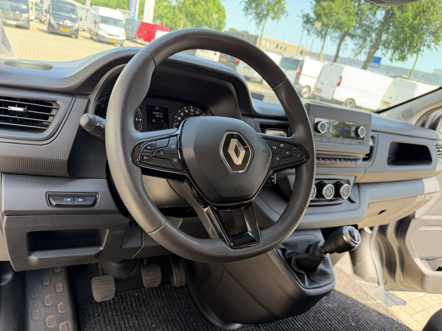 Renault Trafic 2.0 dCi 130pk T29 L2H1 DC 5 persoons Comfort / vaste prijs rijklaar € 19.950 ex btw / lease vanaf € 336 / donker grijs metallic / airco / cruise / trekhaak / euro 6 / bpm vrij !