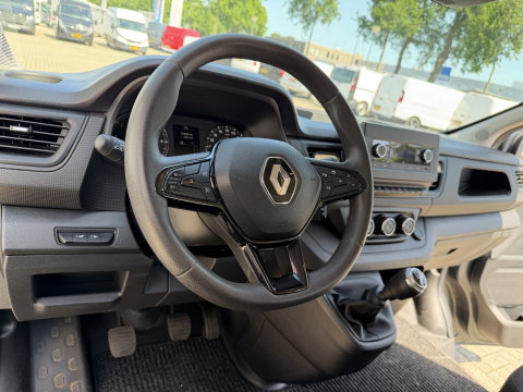 Renault Trafic 2.0 dCi 130pk T29 L2H1 DC 5 persoons Comfort / vaste prijs rijklaar € 19.950 ex btw / lease vanaf € 336 / donker grijs metallic / airco / cruise / trekhaak / euro 6 / bpm vrij !
