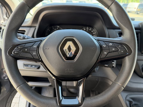 Renault Trafic 2.0 dCi 130pk T29 L2H1 DC 5 persoons Comfort / vaste prijs rijklaar € 19.950 ex btw / lease vanaf € 336 / donker grijs metallic / airco / cruise / trekhaak / euro 6 / bpm vrij !