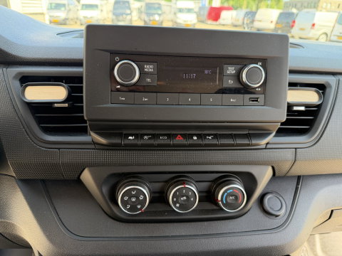Renault Trafic 2.0 dCi 130pk T29 L2H1 DC 5 persoons Comfort / vaste prijs rijklaar € 19.950 ex btw / lease vanaf € 336 / donker grijs metallic / airco / cruise / trekhaak / euro 6 / bpm vrij !