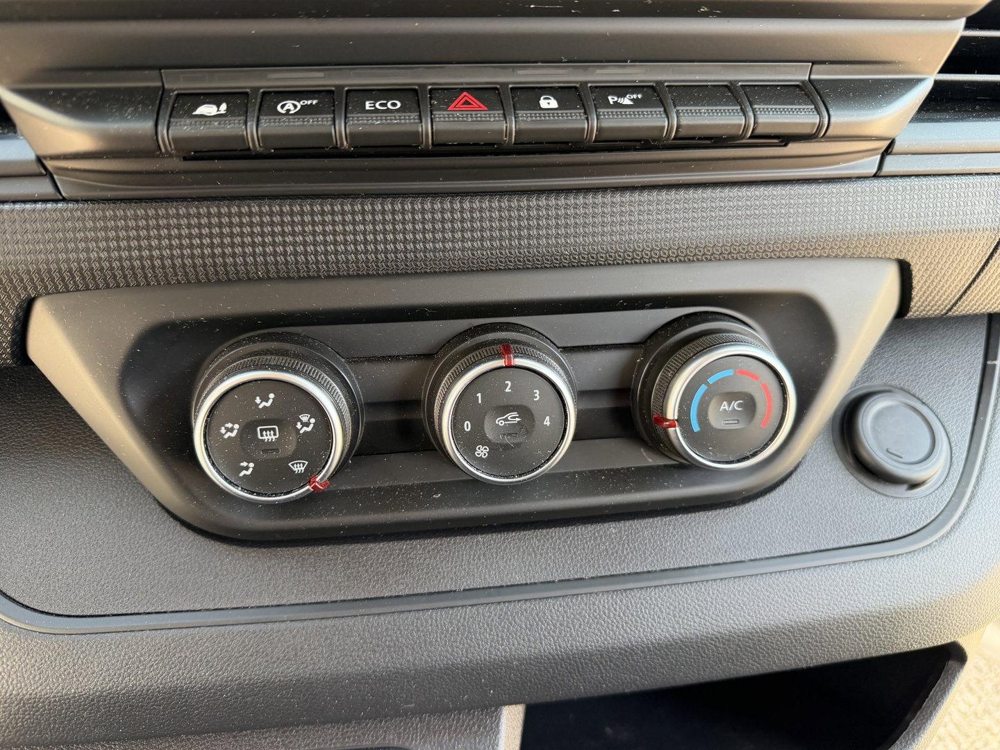 Renault Trafic 2.0 dCi 130pk T29 L2H1 DC 5 persoons Comfort / vaste prijs rijklaar € 19.950 ex btw / lease vanaf € 336 / donker grijs metallic / airco / cruise / trekhaak / euro 6 / bpm vrij !