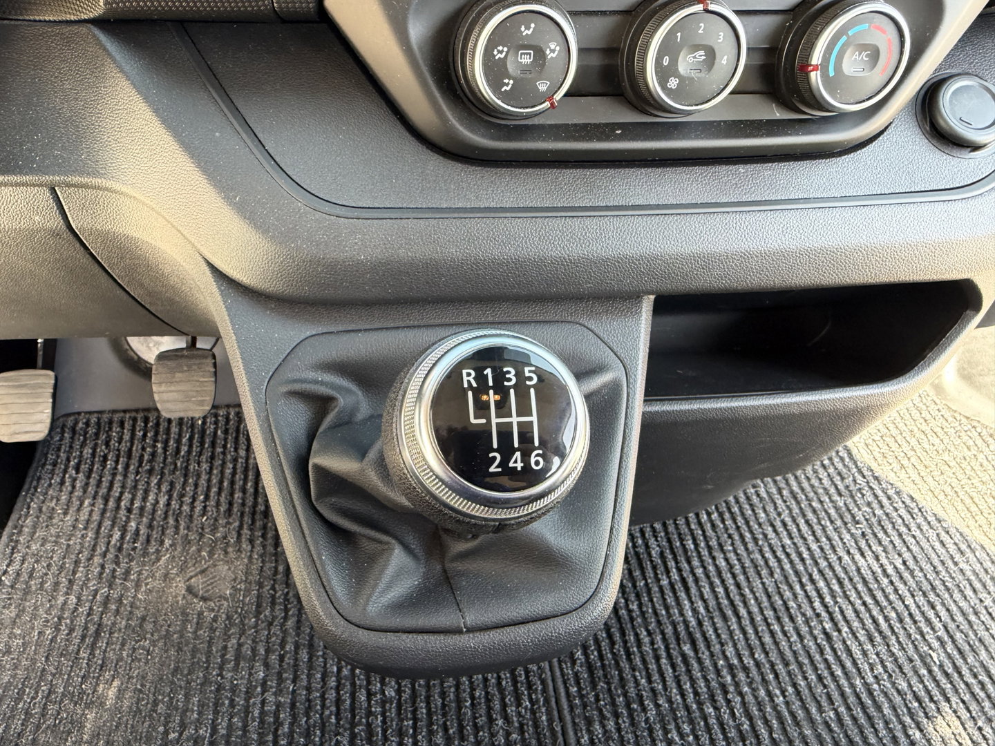 Renault Trafic 2.0 dCi 130pk T29 L2H1 DC 5 persoons Comfort / vaste prijs rijklaar € 19.950 ex btw / lease vanaf € 336 / donker grijs metallic / airco / cruise / trekhaak / euro 6 / bpm vrij !