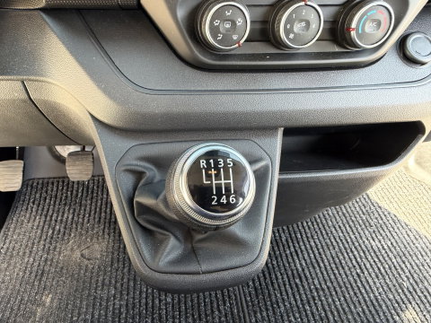 Renault Trafic 2.0 dCi 130pk T29 L2H1 DC 5 persoons Comfort / vaste prijs rijklaar € 19.950 ex btw / lease vanaf € 336 / donker grijs metallic / airco / cruise / trekhaak / euro 6 / bpm vrij !