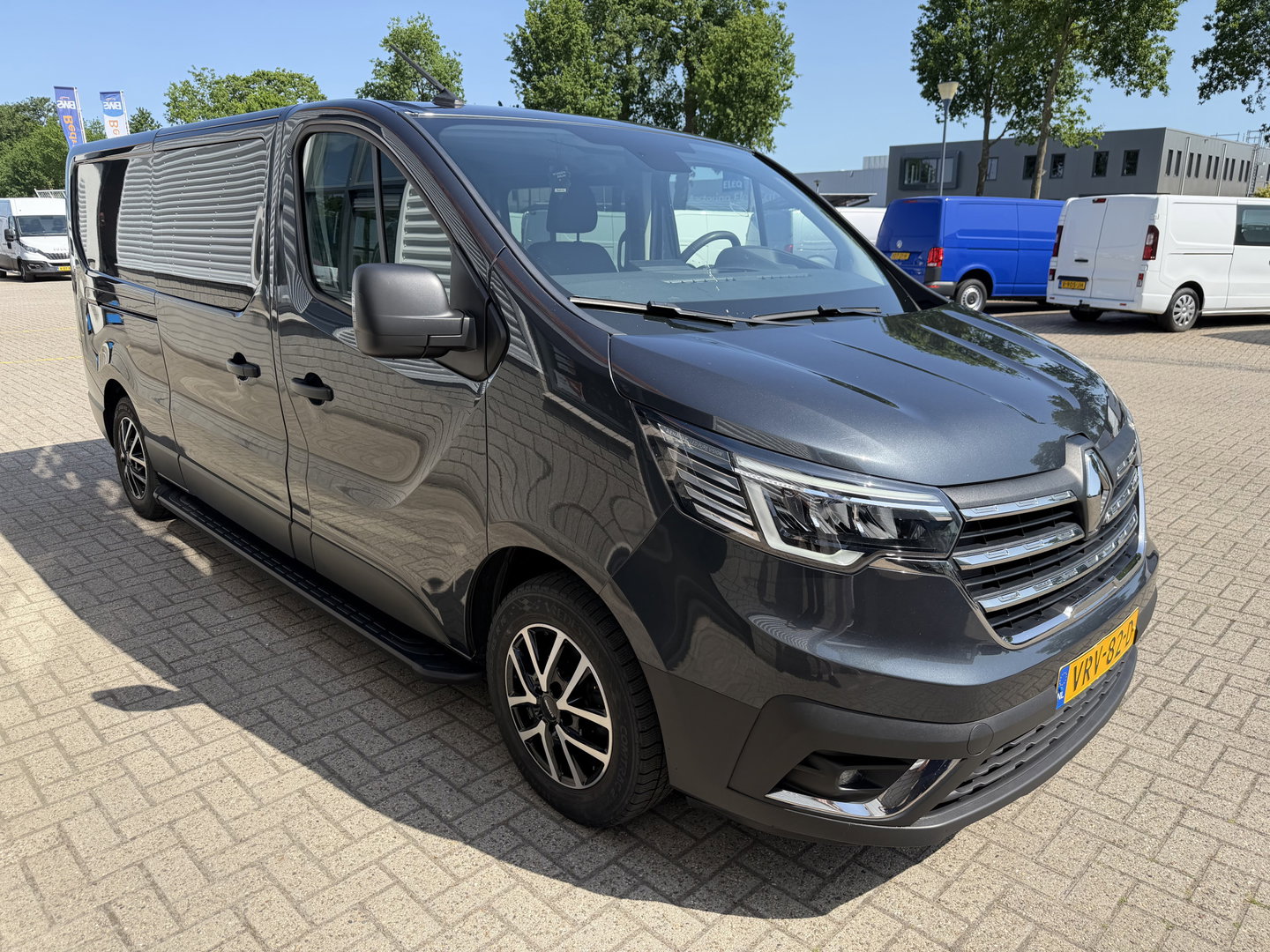 Renault Trafic 2.0 dCi 130pk T29 L2H1 DC 5 persoons Comfort / vaste prijs rijklaar € 19.950 ex btw / lease vanaf € 336 / donker grijs metallic / airco / cruise / trekhaak / euro 6 / bpm vrij !