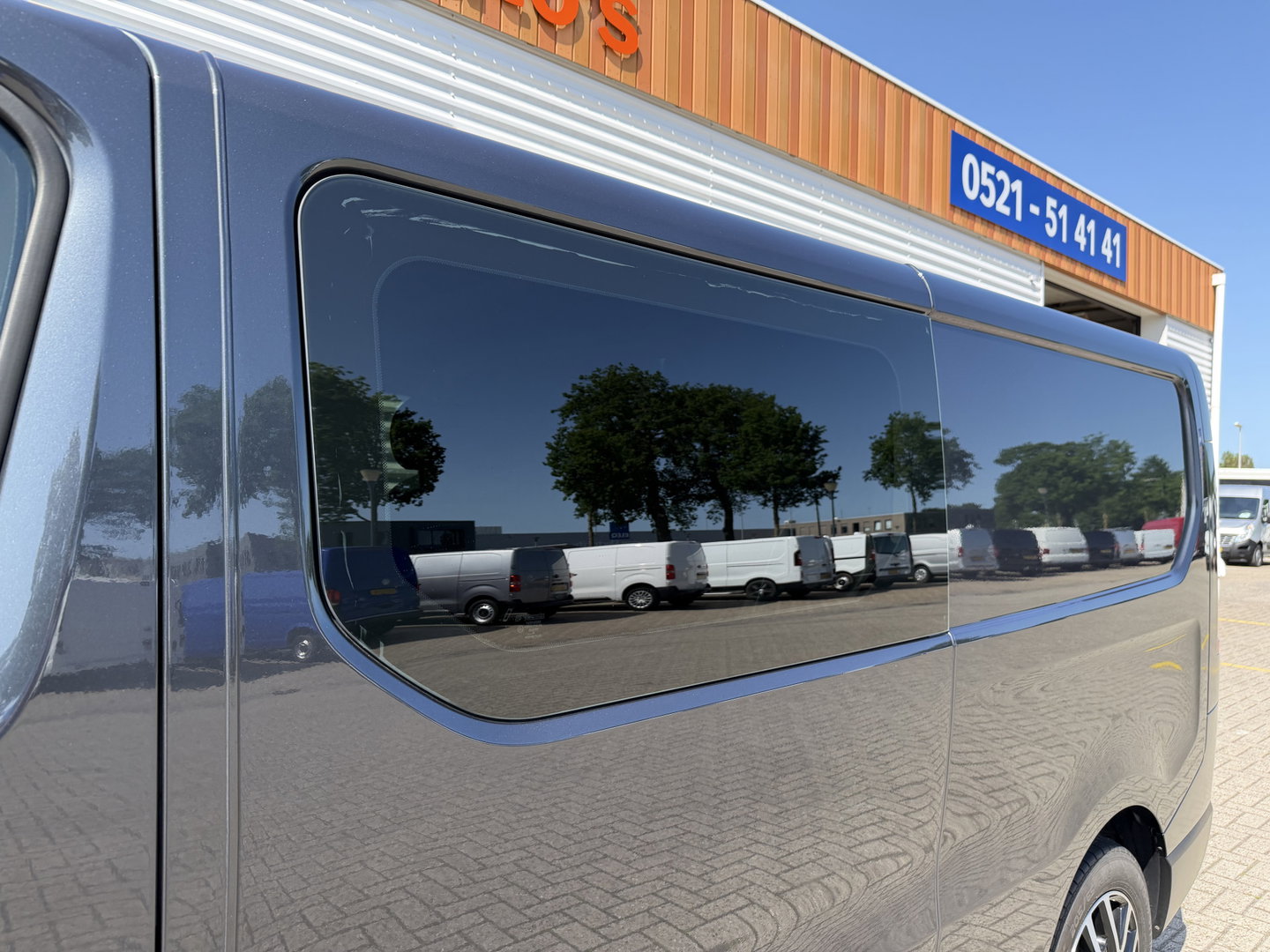 Renault Trafic 2.0 dCi 130pk T29 L2H1 DC 5 persoons Comfort / vaste prijs rijklaar € 19.950 ex btw / lease vanaf € 336 / donker grijs metallic / airco / cruise / trekhaak / euro 6 / bpm vrij !