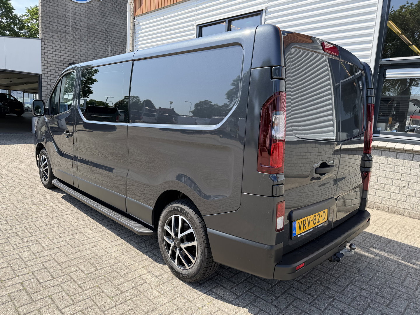Renault Trafic 2.0 dCi 130pk T29 L2H1 DC 5 persoons Comfort / vaste prijs rijklaar € 19.950 ex btw / lease vanaf € 336 / donker grijs metallic / airco / cruise / trekhaak / euro 6 / bpm vrij !