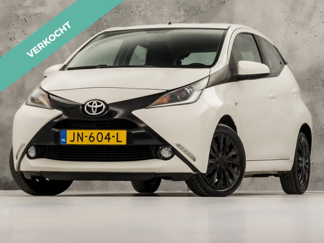 Toyota Aygo - 1.0 VVT-i x-play (5 DEURS, CAMERA, CRUISE, BLUETOOTH, SPORTSTOELEN, NIEUWE APK, NIEUWSTAAT)
