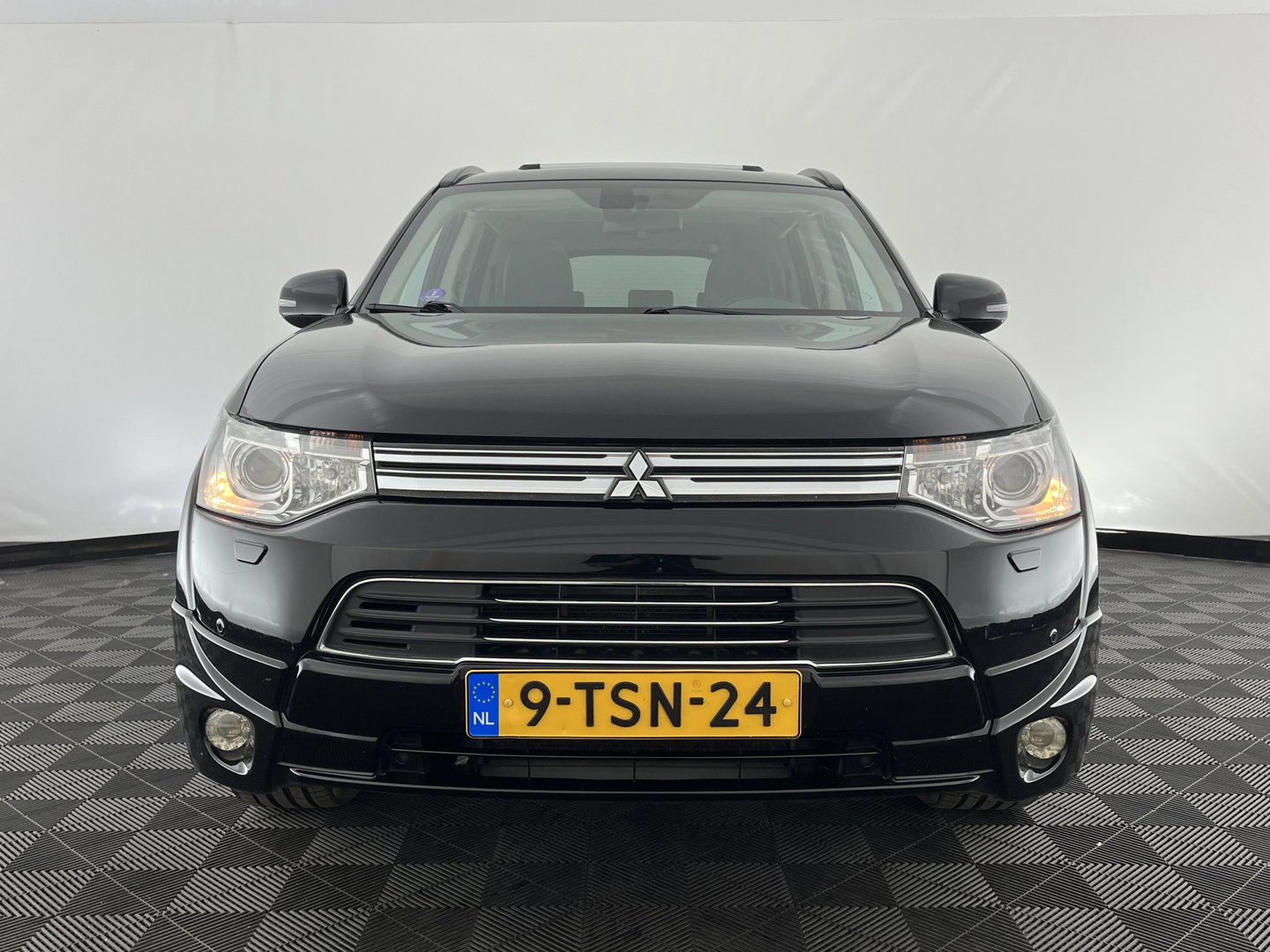 Mitsubishi Outlander 2.0 PHEV Instyle+ (Plug-in) Aut.*PANO | ADAPTIVE-CRUISE | FULL-LEATHER | XENON | NAVI-FULLMAP | KEYLESS | CAMERA | HEATED-COMFORTSEATS | ECC | SHIFT-PADDELS | PDC | CRUISE | DAB | PRIVACY-GLASS | LANE-ASSIST | 19'' ALU*