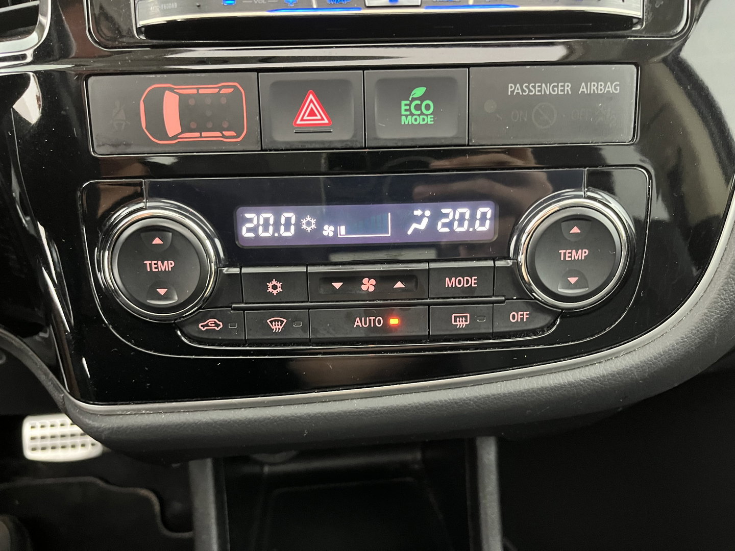Mitsubishi Outlander 2.0 PHEV Instyle+ (Plug-in) Aut.*PANO | ADAPTIVE-CRUISE | FULL-LEATHER | XENON | NAVI-FULLMAP | KEYLESS | CAMERA | HEATED-COMFORTSEATS | ECC | SHIFT-PADDELS | PDC | CRUISE | DAB | PRIVACY-GLASS | LANE-ASSIST | 19'' ALU*