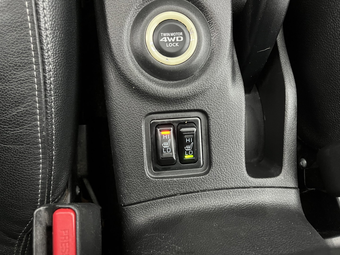 Mitsubishi Outlander 2.0 PHEV Instyle+ (Plug-in) Aut.*PANO | ADAPTIVE-CRUISE | FULL-LEATHER | XENON | NAVI-FULLMAP | KEYLESS | CAMERA | HEATED-COMFORTSEATS | ECC | SHIFT-PADDELS | PDC | CRUISE | DAB | PRIVACY-GLASS | LANE-ASSIST | 19'' ALU*