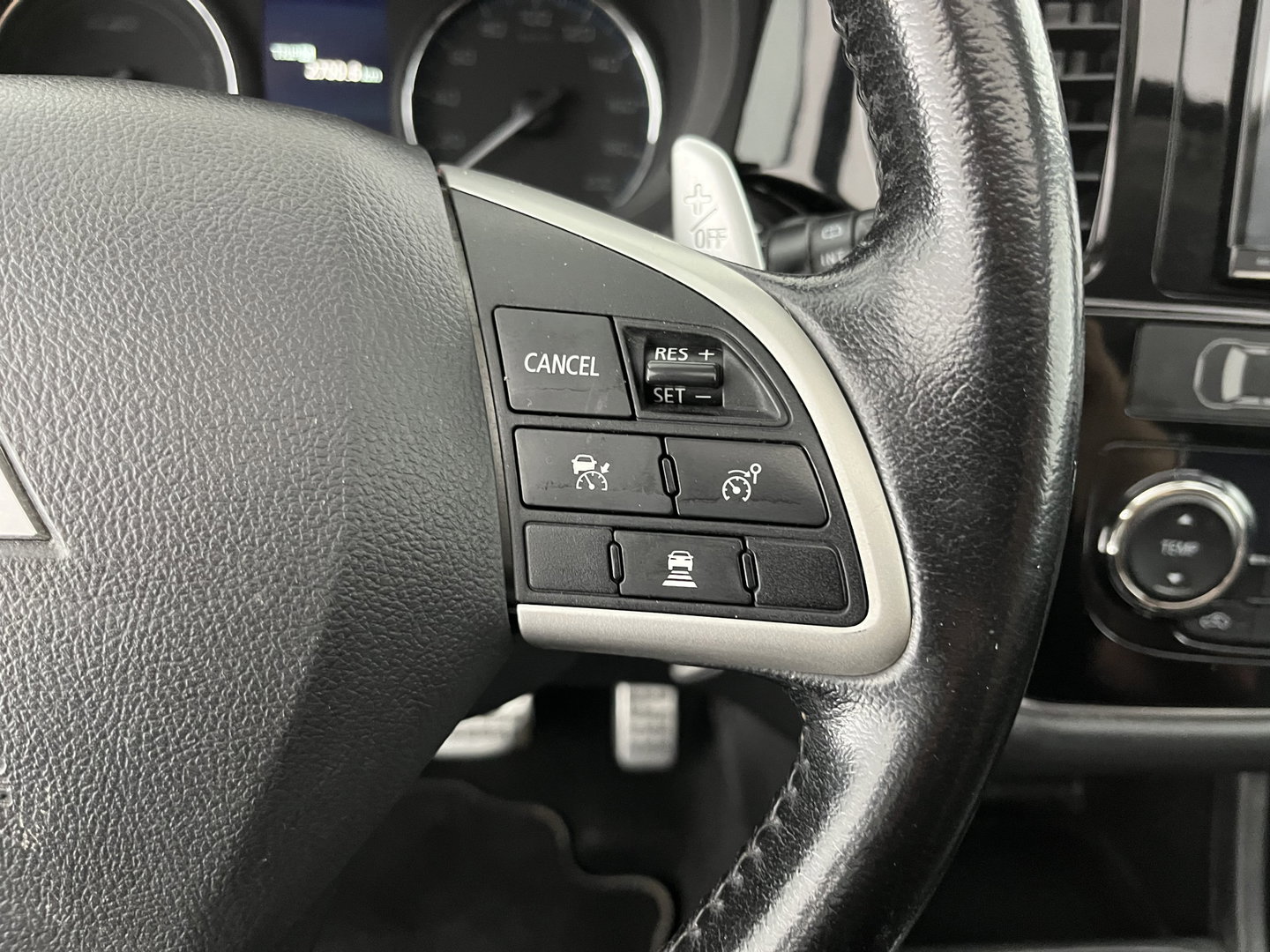 Mitsubishi Outlander 2.0 PHEV Instyle+ (Plug-in) Aut.*PANO | ADAPTIVE-CRUISE | FULL-LEATHER | XENON | NAVI-FULLMAP | KEYLESS | CAMERA | HEATED-COMFORTSEATS | ECC | SHIFT-PADDELS | PDC | CRUISE | DAB | PRIVACY-GLASS | LANE-ASSIST | 19'' ALU*