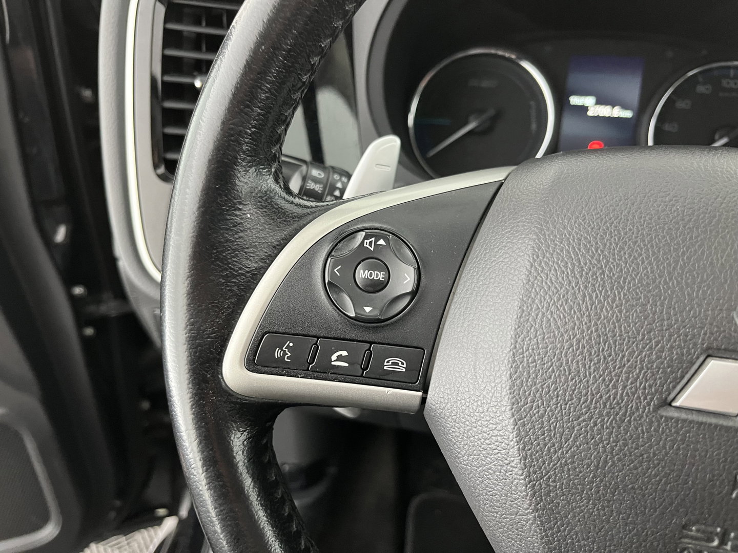 Mitsubishi Outlander 2.0 PHEV Instyle+ (Plug-in) Aut.*PANO | ADAPTIVE-CRUISE | FULL-LEATHER | XENON | NAVI-FULLMAP | KEYLESS | CAMERA | HEATED-COMFORTSEATS | ECC | SHIFT-PADDELS | PDC | CRUISE | DAB | PRIVACY-GLASS | LANE-ASSIST | 19'' ALU*