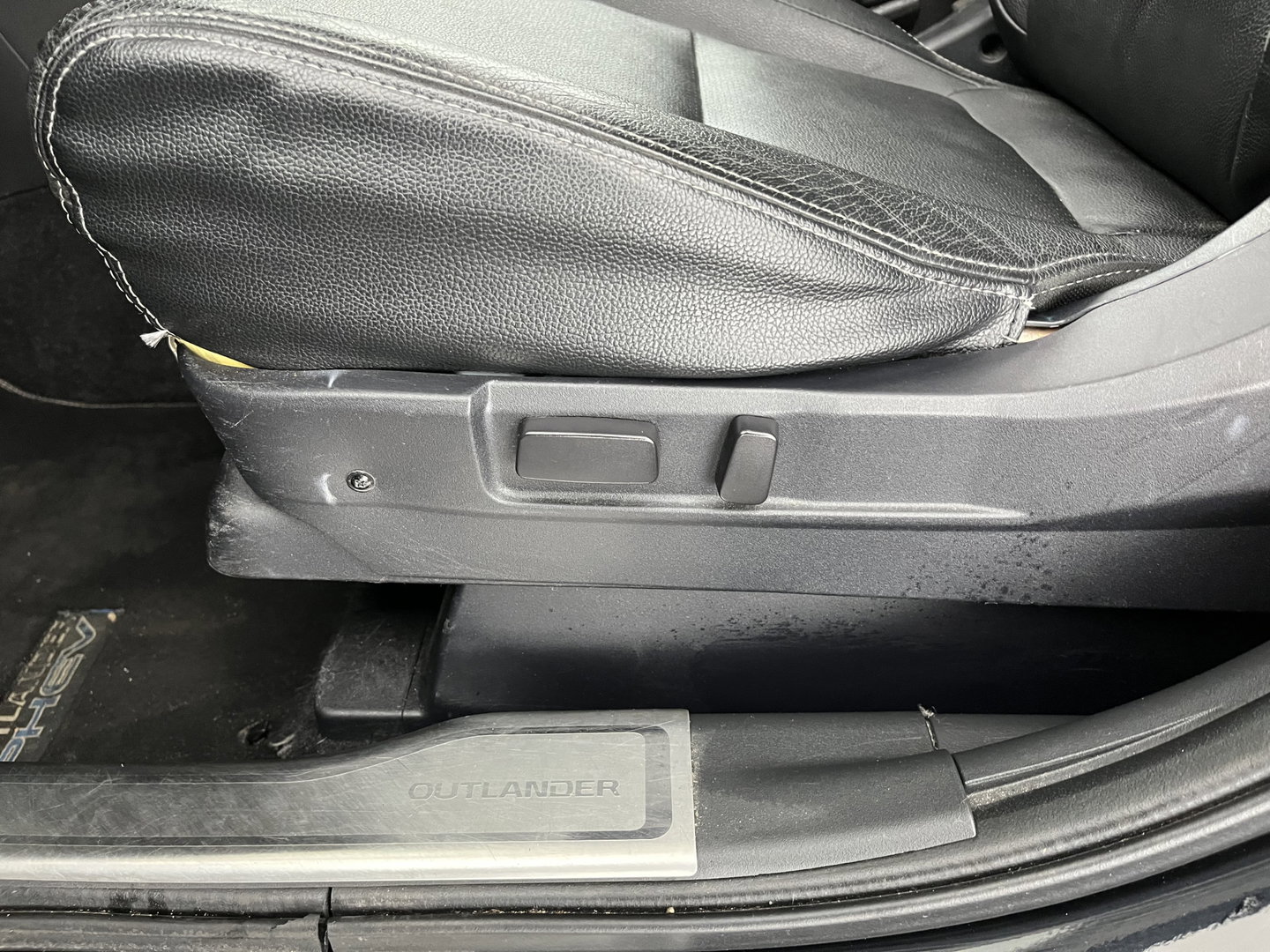 Mitsubishi Outlander 2.0 PHEV Instyle+ (Plug-in) Aut.*PANO | ADAPTIVE-CRUISE | FULL-LEATHER | XENON | NAVI-FULLMAP | KEYLESS | CAMERA | HEATED-COMFORTSEATS | ECC | SHIFT-PADDELS | PDC | CRUISE | DAB | PRIVACY-GLASS | LANE-ASSIST | 19'' ALU*
