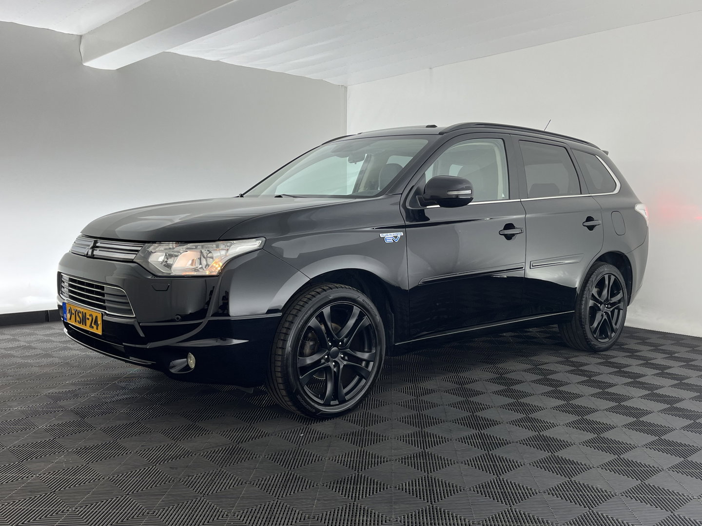 Mitsubishi Outlander 2.0 PHEV Instyle+ (Plug-in) Aut.*PANO | ADAPTIVE-CRUISE | FULL-LEATHER | XENON | NAVI-FULLMAP | KEYLESS | CAMERA | HEATED-COMFORTSEATS | ECC | SHIFT-PADDELS | PDC | CRUISE | DAB | PRIVACY-GLASS | LANE-ASSIST | 19'' ALU*