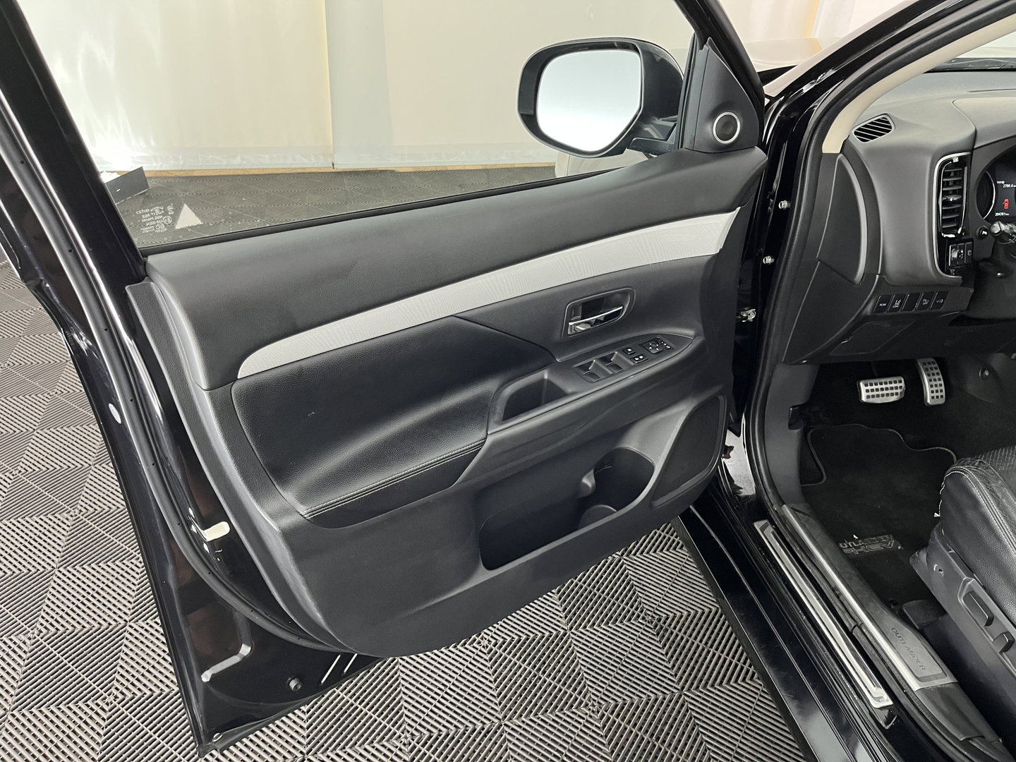 Mitsubishi Outlander 2.0 PHEV Instyle+ (Plug-in) Aut.*PANO | ADAPTIVE-CRUISE | FULL-LEATHER | XENON | NAVI-FULLMAP | KEYLESS | CAMERA | HEATED-COMFORTSEATS | ECC | SHIFT-PADDELS | PDC | CRUISE | DAB | PRIVACY-GLASS | LANE-ASSIST | 19'' ALU*