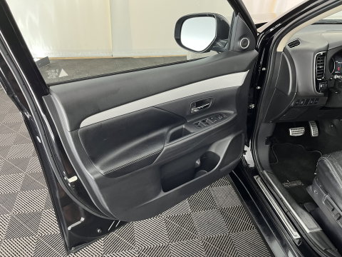 Mitsubishi Outlander 2.0 PHEV Instyle+ (Plug-in) Aut.*PANO | ADAPTIVE-CRUISE | FULL-LEATHER | XENON | NAVI-FULLMAP | KEYLESS | CAMERA | HEATED-COMFORTSEATS | ECC | SHIFT-PADDELS | PDC | CRUISE | DAB | PRIVACY-GLASS | LANE-ASSIST | 19'' ALU*
