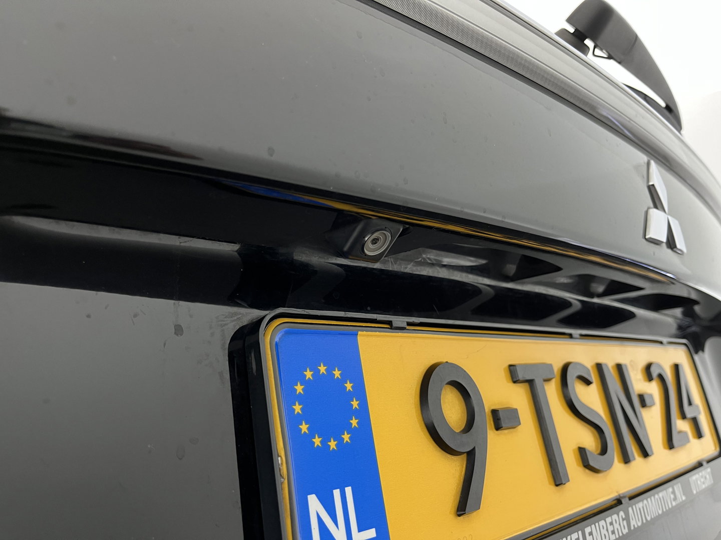 Mitsubishi Outlander 2.0 PHEV Instyle+ (Plug-in) Aut.*PANO | ADAPTIVE-CRUISE | FULL-LEATHER | XENON | NAVI-FULLMAP | KEYLESS | CAMERA | HEATED-COMFORTSEATS | ECC | SHIFT-PADDELS | PDC | CRUISE | DAB | PRIVACY-GLASS | LANE-ASSIST | 19'' ALU*