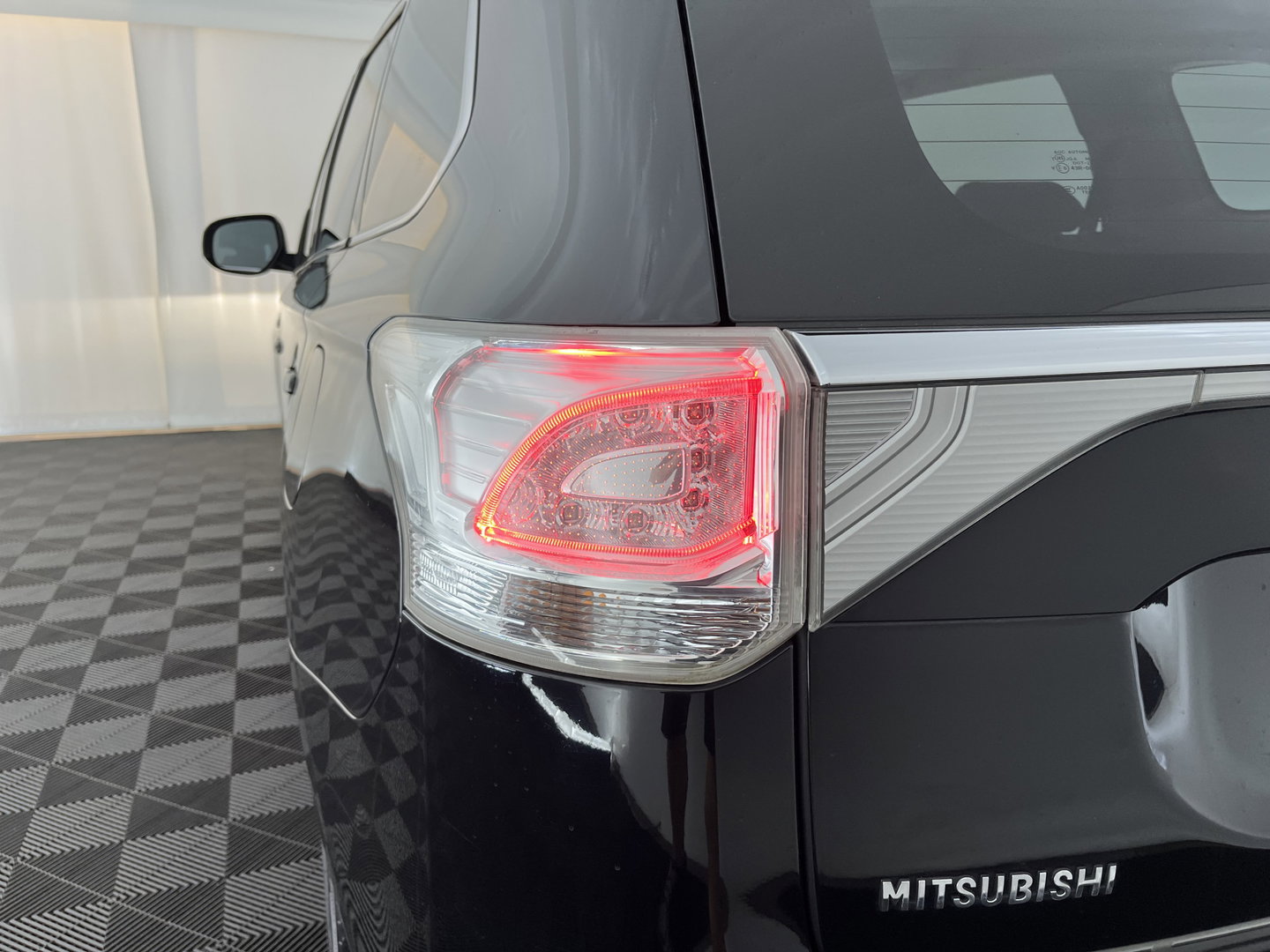 Mitsubishi Outlander 2.0 PHEV Instyle+ (Plug-in) Aut.*PANO | ADAPTIVE-CRUISE | FULL-LEATHER | XENON | NAVI-FULLMAP | KEYLESS | CAMERA | HEATED-COMFORTSEATS | ECC | SHIFT-PADDELS | PDC | CRUISE | DAB | PRIVACY-GLASS | LANE-ASSIST | 19'' ALU*