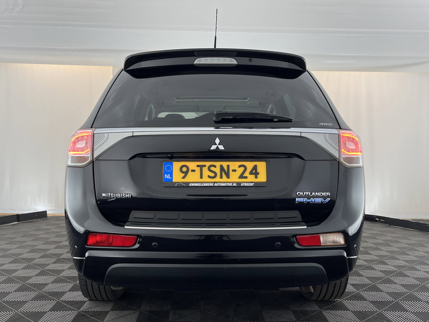 Mitsubishi Outlander 2.0 PHEV Instyle+ (Plug-in) Aut.*PANO | ADAPTIVE-CRUISE | FULL-LEATHER | XENON | NAVI-FULLMAP | KEYLESS | CAMERA | HEATED-COMFORTSEATS | ECC | SHIFT-PADDELS | PDC | CRUISE | DAB | PRIVACY-GLASS | LANE-ASSIST | 19'' ALU*