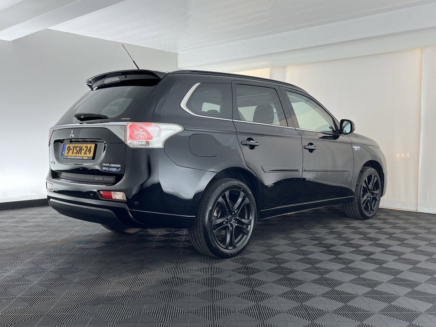 Mitsubishi Outlander 2.0 PHEV Instyle+ (Plug-in) Aut.*PANO | ADAPTIVE-CRUISE | FULL-LEATHER | XENON | NAVI-FULLMAP | KEYLESS | CAMERA | HEATED-COMFORTSEATS | ECC | SHIFT-PADDELS | PDC | CRUISE | DAB | PRIVACY-GLASS | LANE-ASSIST | 19'' ALU*