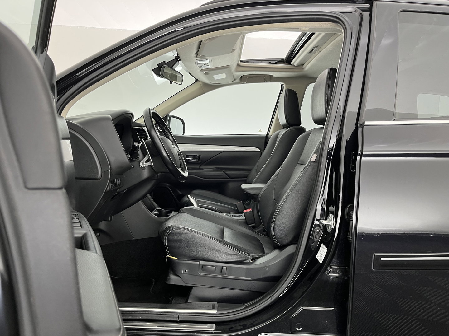 Mitsubishi Outlander 2.0 PHEV Instyle+ (Plug-in) Aut.*PANO | ADAPTIVE-CRUISE | FULL-LEATHER | XENON | NAVI-FULLMAP | KEYLESS | CAMERA | HEATED-COMFORTSEATS | ECC | SHIFT-PADDELS | PDC | CRUISE | DAB | PRIVACY-GLASS | LANE-ASSIST | 19'' ALU*