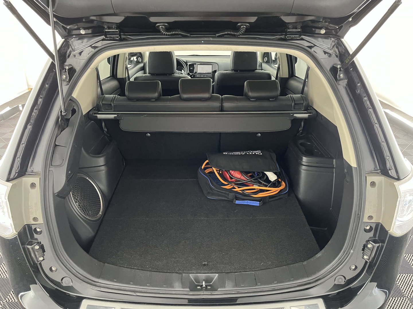 Mitsubishi Outlander 2.0 PHEV Instyle+ (Plug-in) Aut.*PANO | ADAPTIVE-CRUISE | FULL-LEATHER | XENON | NAVI-FULLMAP | KEYLESS | CAMERA | HEATED-COMFORTSEATS | ECC | SHIFT-PADDELS | PDC | CRUISE | DAB | PRIVACY-GLASS | LANE-ASSIST | 19'' ALU*
