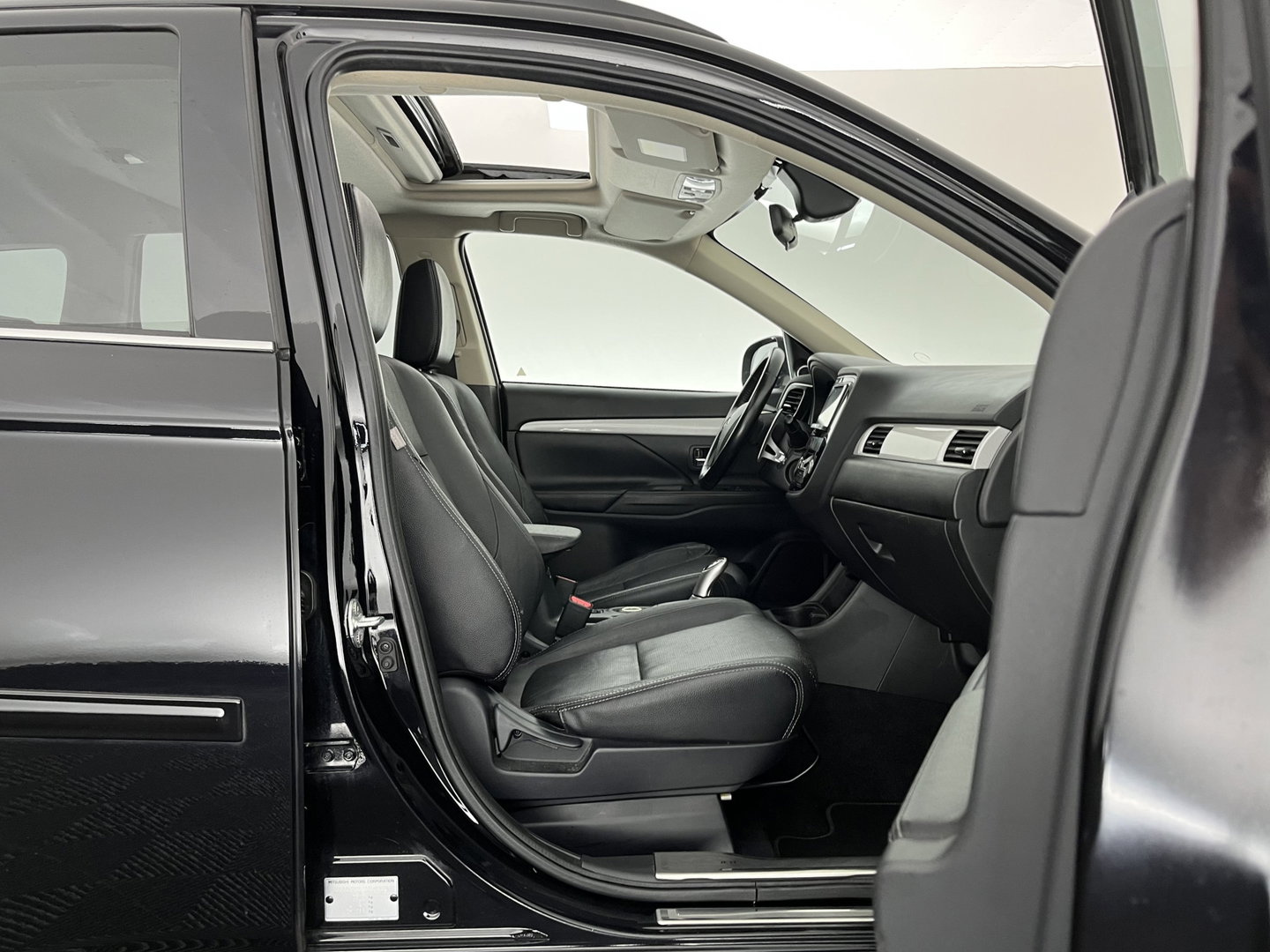 Mitsubishi Outlander 2.0 PHEV Instyle+ (Plug-in) Aut.*PANO | ADAPTIVE-CRUISE | FULL-LEATHER | XENON | NAVI-FULLMAP | KEYLESS | CAMERA | HEATED-COMFORTSEATS | ECC | SHIFT-PADDELS | PDC | CRUISE | DAB | PRIVACY-GLASS | LANE-ASSIST | 19'' ALU*
