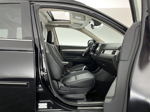 Mitsubishi Outlander 2.0 PHEV Instyle+ (Plug-in) Aut.*PANO | ADAPTIVE-CRUISE | FULL-LEATHER | XENON | NAVI-FULLMAP | KEYLESS | CAMERA | HEATED-COMFORTSEATS | ECC | SHIFT-PADDELS | PDC | CRUISE | DAB | PRIVACY-GLASS | LANE-ASSIST | 19'' ALU*