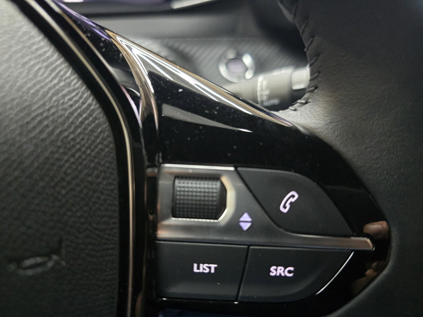 Peugeot e-2008 EV Allure Avantage 54 kWh FL Carplay camera cruise pdc 17"LM