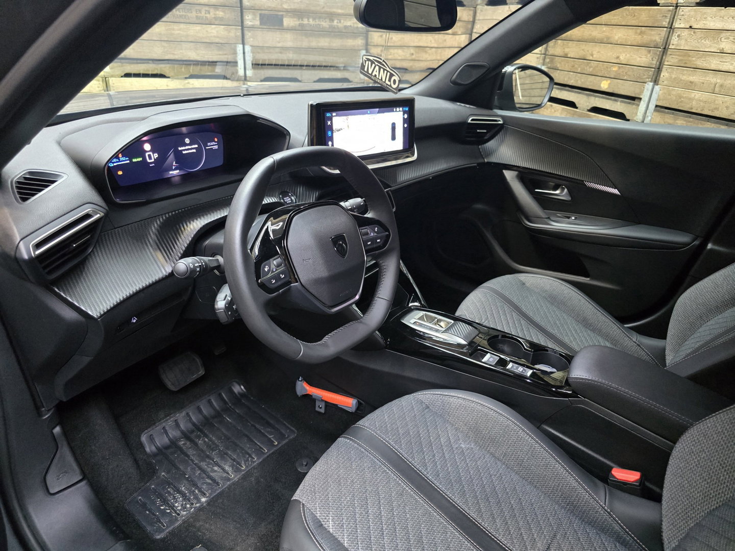 Peugeot e-2008 EV Allure Avantage 54 kWh FL Carplay camera cruise pdc 17"LM