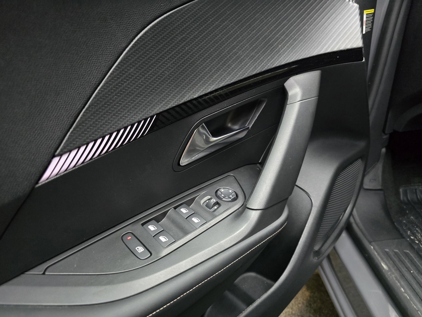 Peugeot e-2008 EV Allure Avantage 54 kWh FL Carplay camera cruise pdc 17"LM
