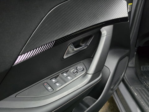 Peugeot e-2008 EV Allure Avantage 54 kWh FL Carplay camera cruise pdc 17"LM