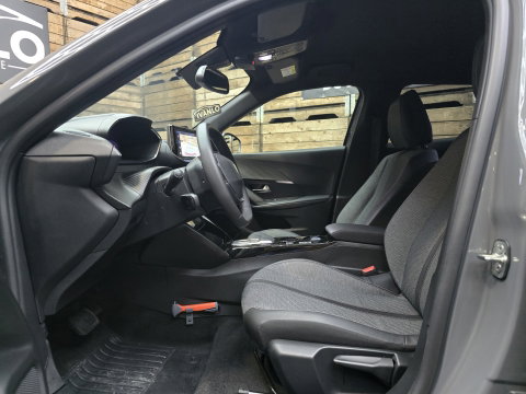 Peugeot e-2008 EV Allure Avantage 54 kWh FL Carplay camera cruise pdc 17"LM