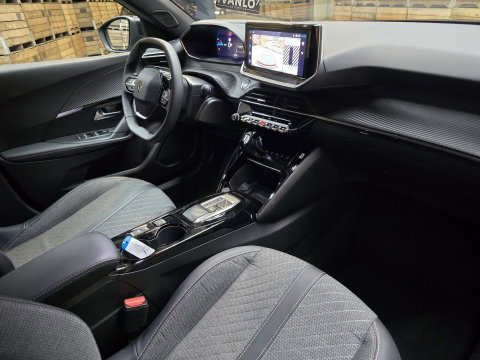 Peugeot e-2008 EV Allure Avantage 54 kWh FL Carplay camera cruise pdc 17"LM