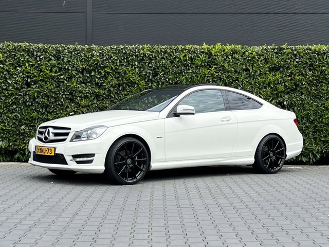 Mercedes-Benz C-Klasse - Coupé 180 Edition 1 AMG PAKKET, FACELIFT, PANORAMADAK, H/K SOUND, CRUISE CONTROL, CLIMATE CONTROL, STOELVERWARMING, PDC, LICHTMETAAL 19"