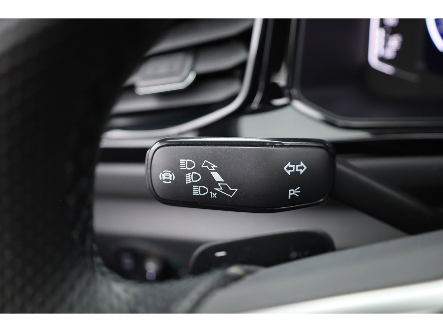 Volkswagen T-Roc Cabrio 1.5 TSI R-Line Edition Grey | Nmr. 219/999 | MAT Grijs | Leder | Stoel- Stuurverw. | Beats | Adapt. Cruise | Camera | Keyless | 19'' x