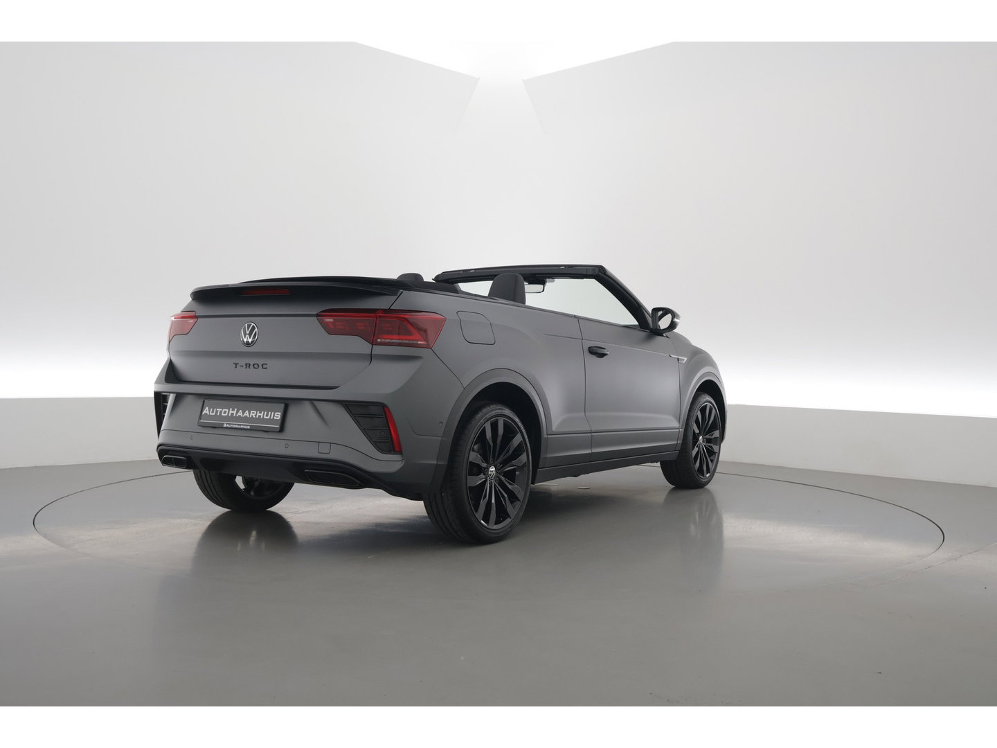 Volkswagen T-Roc Cabrio 1.5 TSI R-Line Edition Grey | Nmr. 219/999 | MAT Grijs | Leder | Stoel- Stuurverw. | Beats | Adapt. Cruise | Camera | Keyless | 19'' x