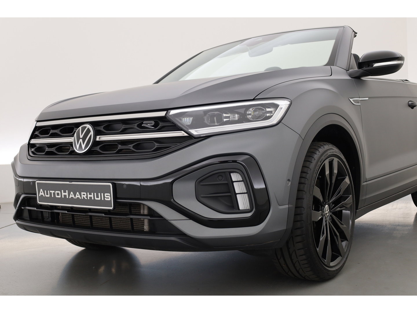 Volkswagen T-Roc Cabrio 1.5 TSI R-Line Edition Grey | Nmr. 219/999 | MAT Grijs | Leder | Stoel- Stuurverw. | Beats | Adapt. Cruise | Camera | Keyless | 19'' x