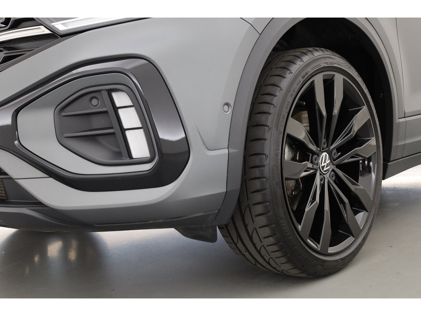 Volkswagen T-Roc Cabrio 1.5 TSI R-Line Edition Grey | Nmr. 219/999 | MAT Grijs | Leder | Stoel- Stuurverw. | Beats | Adapt. Cruise | Camera | Keyless | 19'' x