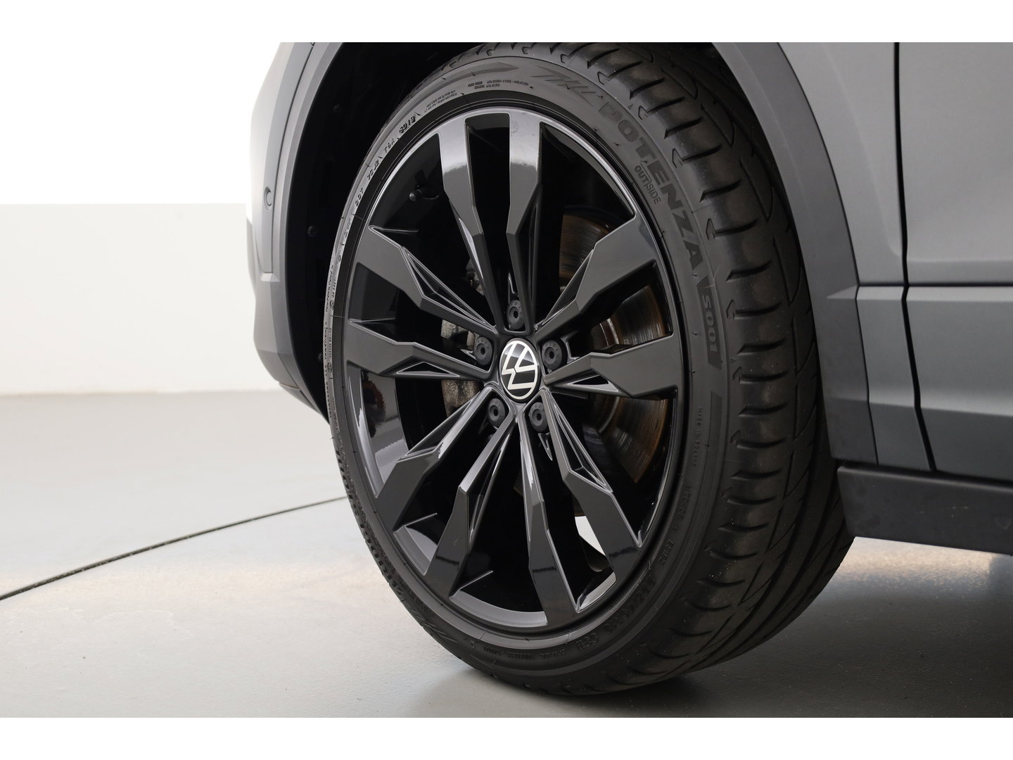 Volkswagen T-Roc Cabrio 1.5 TSI R-Line Edition Grey | Nmr. 219/999 | MAT Grijs | Leder | Stoel- Stuurverw. | Beats | Adapt. Cruise | Camera | Keyless | 19'' x