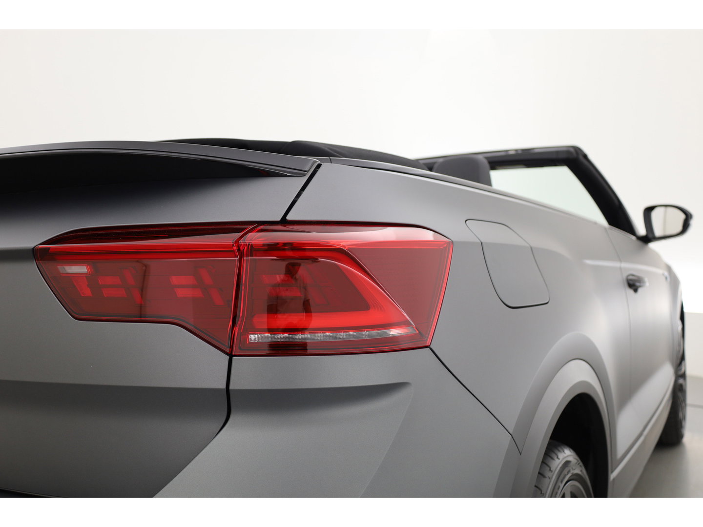 Volkswagen T-Roc Cabrio 1.5 TSI R-Line Edition Grey | Nmr. 219/999 | MAT Grijs | Leder | Stoel- Stuurverw. | Beats | Adapt. Cruise | Camera | Keyless | 19'' x
