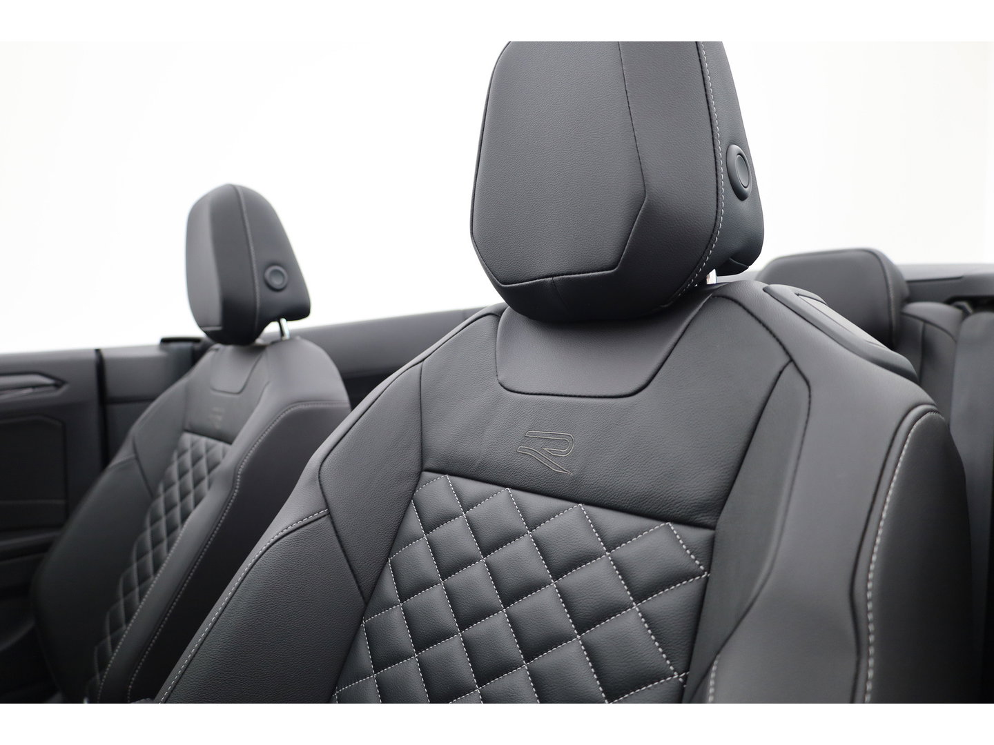 Volkswagen T-Roc Cabrio 1.5 TSI R-Line Edition Grey | Nmr. 219/999 | MAT Grijs | Leder | Stoel- Stuurverw. | Beats | Adapt. Cruise | Camera | Keyless | 19'' x