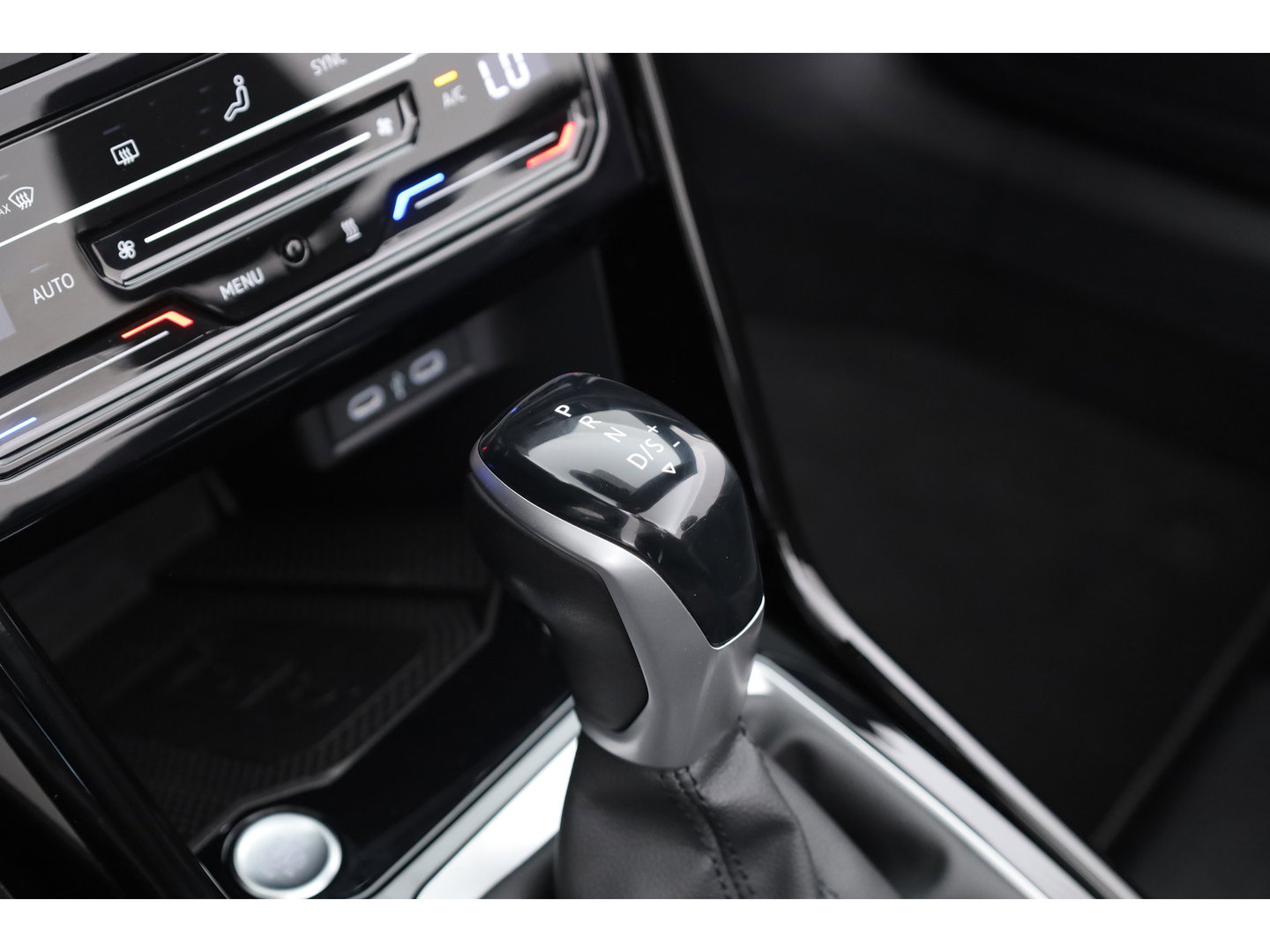 Volkswagen T-Roc Cabrio 1.5 TSI R-Line Edition Grey | Nmr. 219/999 | MAT Grijs | Leder | Stoel- Stuurverw. | Beats | Adapt. Cruise | Camera | Keyless | 19'' x